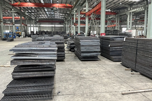 Serrated vs Plain Steel Grating: Rintangan Gelincir dan Aplikasi
