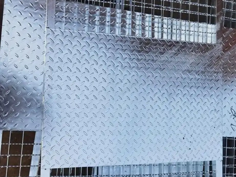 Plat keluli komposit berkekisi corak berkotak-kotak separa