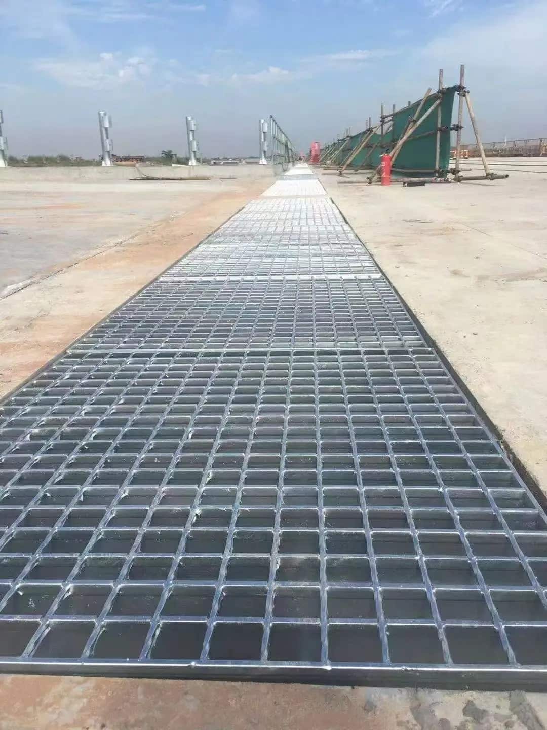 Bagaimana plat grating keluli di terminal pelabuhan dapat meningkatkan keselamatan platform secara menyeluruh Analisis teknologi utama