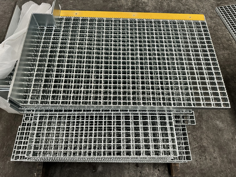 Bagaimana untuk memilih grating keluli untuk platform bangunan: kelebihan dan kekurangan bahan-bahan yang berbeza