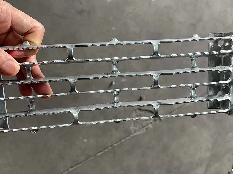 Jeriji Papan Bergerigi Grid Segi Empat