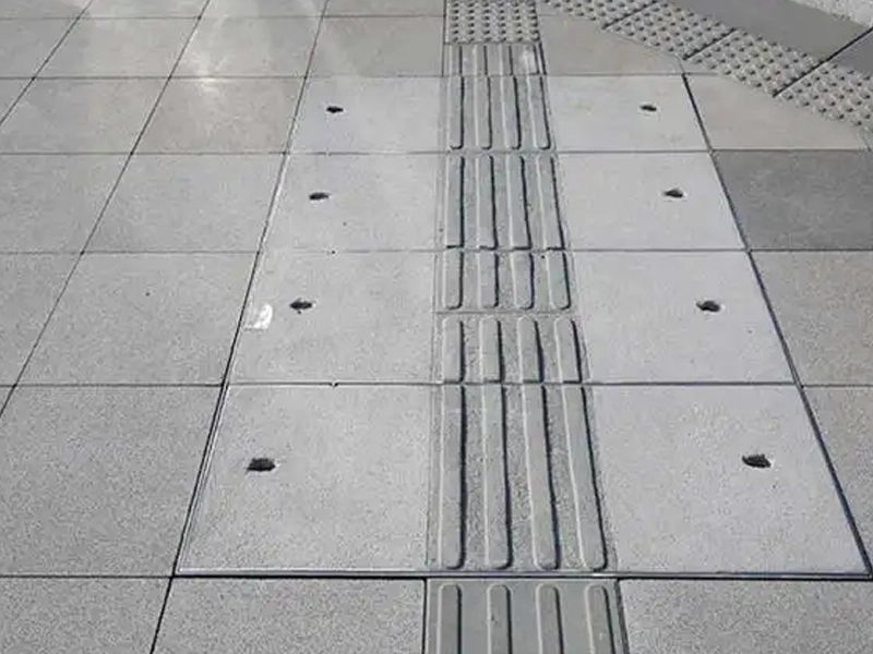 Penutup Manhole Tak Kelihatan