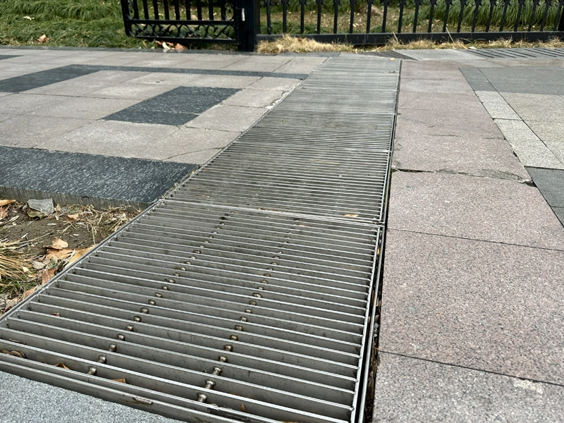 Menebuk Keluli Grating