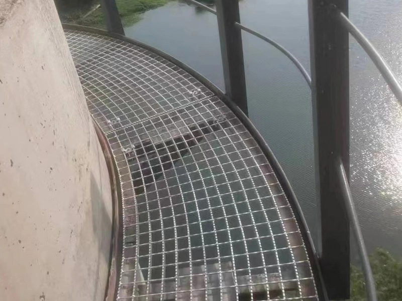 Reka bentuk jeriji keluli